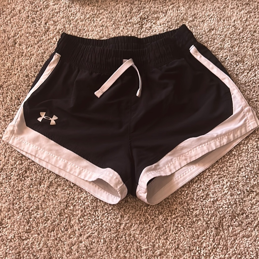 GIRLS UNDER ARMOUR SHORTS